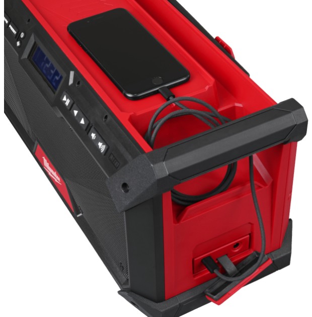 Beispielbild Handy wird an Radio per USB geladen Milwaukee M18 Akku-Baustellenradio mit DAB+ und Bluetooth